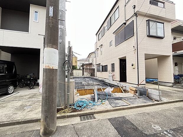 戸建てが立ち並ぶ静かな住宅街。四季折々の移り変わりを感じながら自然と楽しみ、暮らす、そんな毎日を日々の中で感じられる住環境 