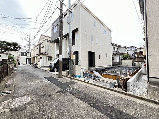 戸建てが立ち並ぶ静かな住宅街。四季折々の移り変わりを感じながら自然と楽しみ、暮らす、そんな毎日を日々の中で感じられる住環境 