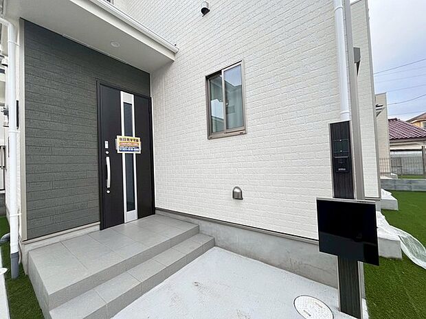 玄関はおうちの顔とも呼ばれる重要な場所！明るくスッキリと見える空間で住まう人を見送り、出迎えてくれます。 