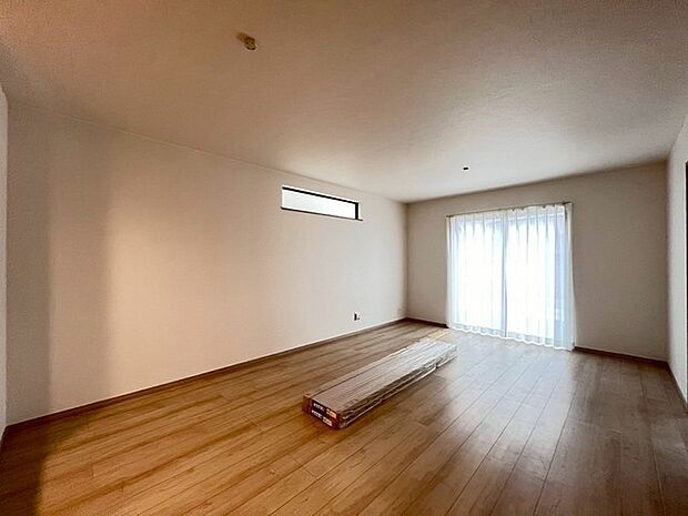 家族の集うリビングには色々な方向から光が差し込む設計に。家族のコミュニケーションが弾むスポットだから明るい雰囲気であってほしい。 