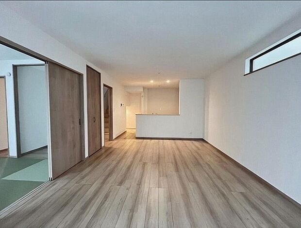 長方形で形の良い17帖のリビングです。家具等を置いてもゆとりの広さがございます。