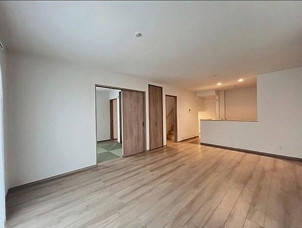 リビング脇には和室もあります。小さいお子様がいるご家庭はゴロゴロして過ごせますね。