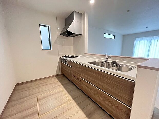 リビングにいる家族の顔が見渡せるカウンターキッチン。お料理もより一層おいしく、楽しく。食器棚を背面に設置しても十分な広さを確保しています。 