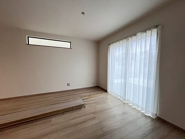 どんな家具にでも相性が良い清潔感ある白色調のクロスを採用。主張しすぎない配色、耐久性にも優れた床材は日々のメンテナンスも楽に、快適に過ごして頂けるよう考えられています。 