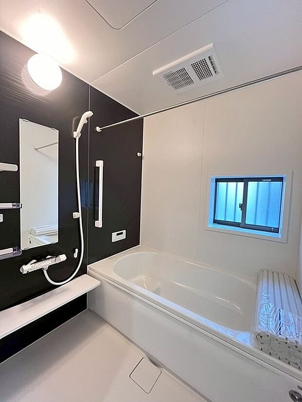 一緒にお風呂に入っている子供達の声がリビングまで聞こえてきそうな広々とした1坪バス 