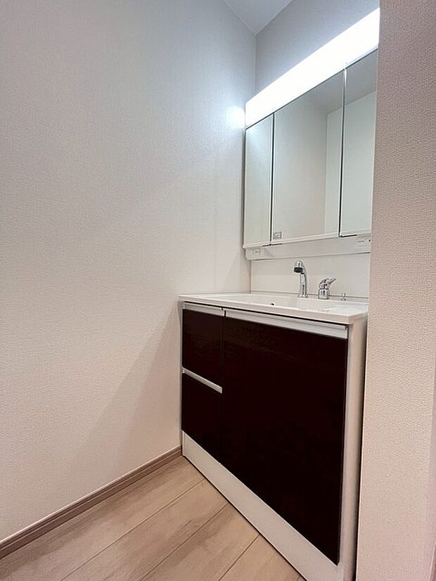 お出かけ前の身だしなみに一歩差がつく三面鏡。ミラー裏にはたっぷり収納もございます。 