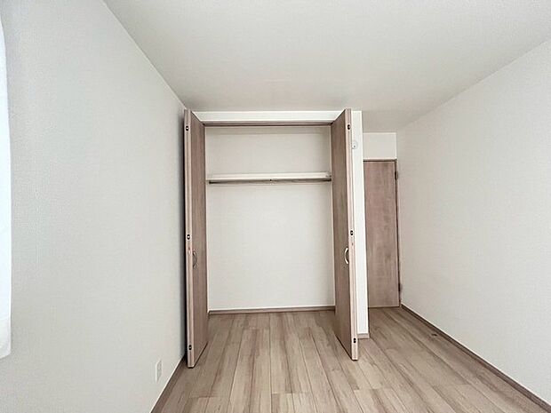 衣類の整理整頓に嬉しいクローゼット付きのお部屋。お子様のお部屋としても便利です。 
