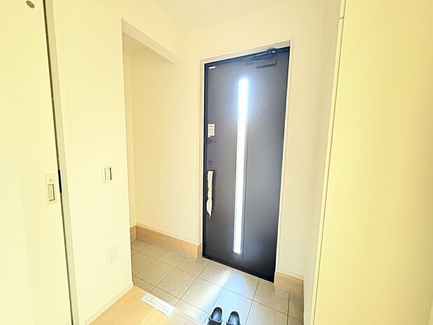 明るく開放的な玄関、靴の脱ぎ履きもしやすく、収納も豊富でご家族皆様の靴をスッキリ収納できます。