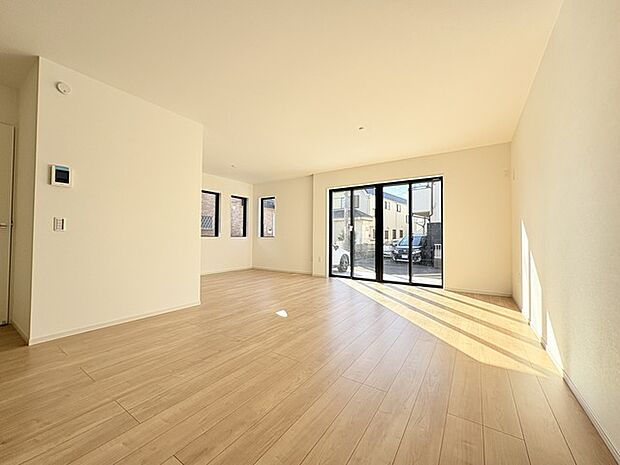 家族や友人、両親、親戚とこれから沢山の時間を紡ぐのだろう。そこを彩るのは窓から見える青い空、心地よい緑。そんなイメージが膨らむリビングスペース。