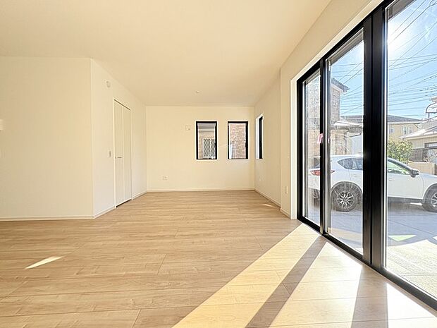 家族や友人、両親、親戚とこれから沢山の時間を紡ぐのだろう。そこを彩るのは窓から見える青い空、心地よい緑。そんなイメージが膨らむリビングスペース。