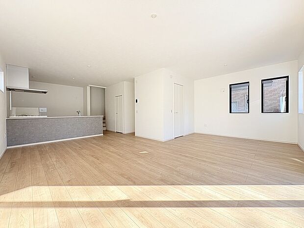 家族が一番集まる場所だから広々としつつも素敵な空間であって欲しい。皆がくつろぐリビングからキッチンまでが一つに繋がる空間。