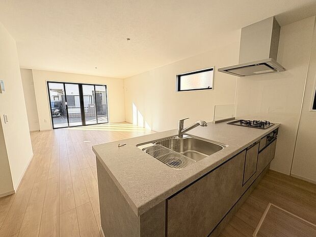 家族が一番集まる場所だから広々としつつも素敵な空間であって欲しい。皆がくつろぐリビングからキッチンまでが一つに繋がる空間。