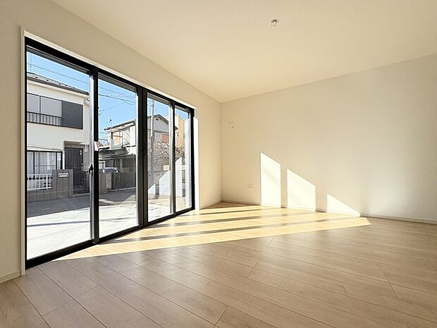 家族団欒のリビング。陽光差し込む食卓には家族の会話とスマイルが溢れます。いつまでもここで食卓を囲みたくなる、そう感じさせてくれるスペース。