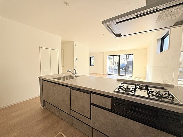 家族が一番集まる場所だから広々としつつも素敵な空間であって欲しい。皆がくつろぐリビングからキッチンまでが一つに繋がる空間。