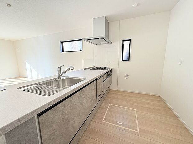 人工大理石を使用したシステムキッチン。永く傷つきにくく、お手入れもしやすい高機能性です。