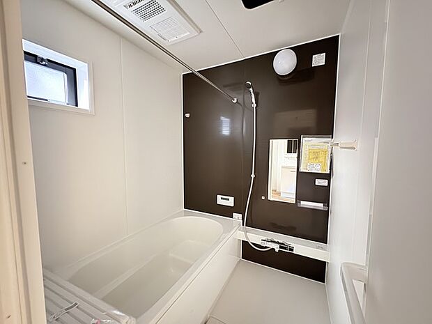 花粉や雨の日、寒い冬の時期に嬉しい浴室乾燥機。換気機能で入浴時に湿気を換気しカビの防止にもなります。