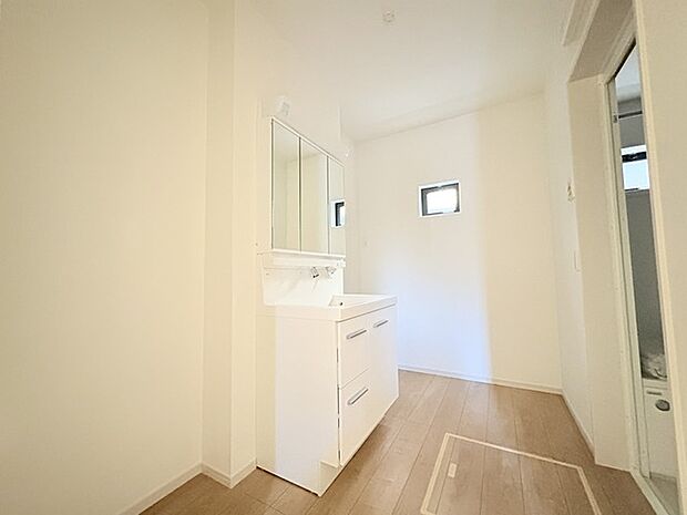 ゆとりの洗面スペースで朝の身支度もスムーズに行えます。