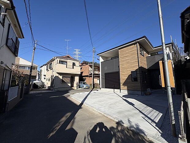 戸建てが立ち並ぶ静かな住宅街。四季折々の移り変わりを感じながら自然と楽しみ、暮らす、そんな毎日を日々の中で感じられる住環境