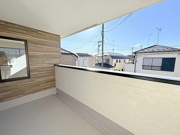 プライバシーを確保しやすい広々としたインナーバルコニー。雨天時でも洗濯物が濡れることなく安心です。