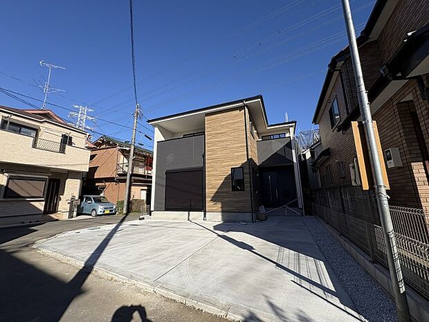 セカンドカーや来客時にも便利なカースペース3台分ございます。