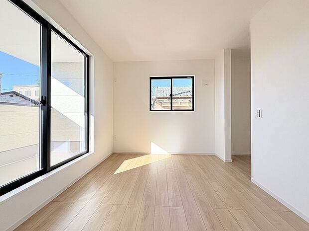 大きな開口部から明るい光が差し込む、日中の室内の明るさがこの部屋の魅力です。