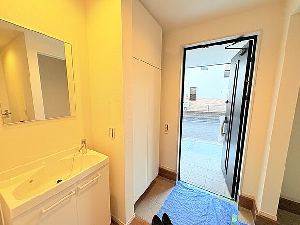 気持ちよくご家族やゲストを送迎できるスタイリッシュでスッキリとした玄関です。