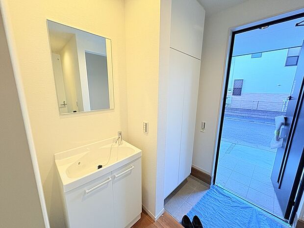 玄関前に手洗い用の洗面台があります。