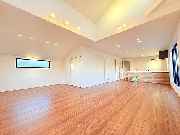 いつも家族の集まるリビングは広々とした21帖+5帖。通風・採光にも優れ、心安らぐ風と光がたえない空間。汎用性に富んだ居住スペースと、高揚感さえも与えてくれる住空間です。 