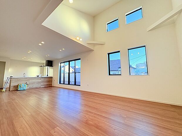 開放感ある上部の吹き抜けは、より高い場所からの陽を取り込み四季折々に室内を演出してくれます。