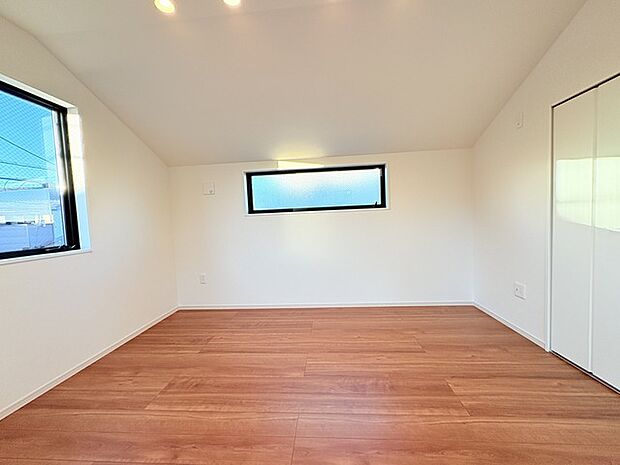 家族団欒のリビング。陽光差し込む食卓には家族の会話とスマイルが溢れます。いつまでもここで食卓を囲みたくなる、そう感じさせてくれるスペース。