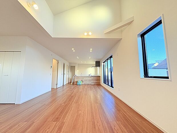 家族や友人、両親、親戚とこれから沢山の時間を紡ぐのだろう。そこを彩るのは窓から見える青い空、心地よい緑。そんなイメージが膨らむリビングスペース。 