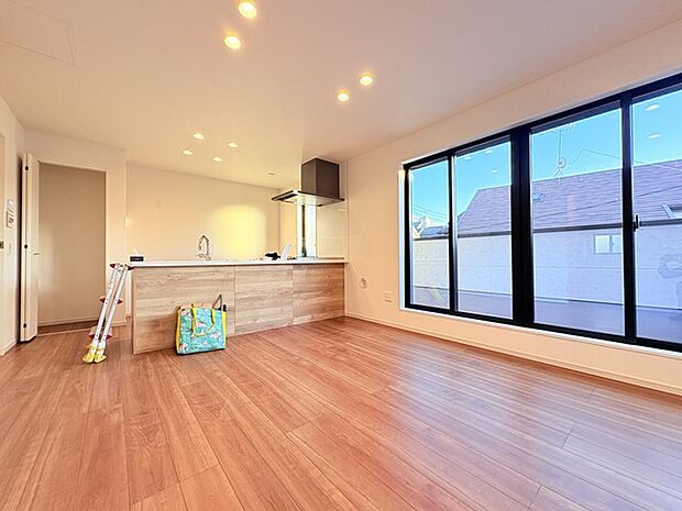 家族が一番集まる場所だから広々としつつも素敵な空間であって欲しい。皆がくつろぐリビングからキッチンまでが一つに繋がる空間。