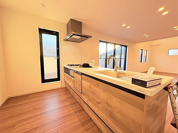 キッチンはオープンカフェスタイルだからリビングとの一体感はバッチリ。毎日のお料理時間も楽しくなりそうです。