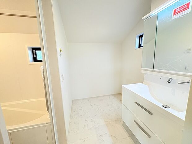 ゆとりの洗面スペースで朝の身支度もスムーズに行えます。 