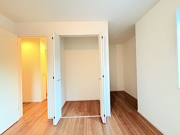 広々収納で、仕事着、普段着をまとめて収納できます。 