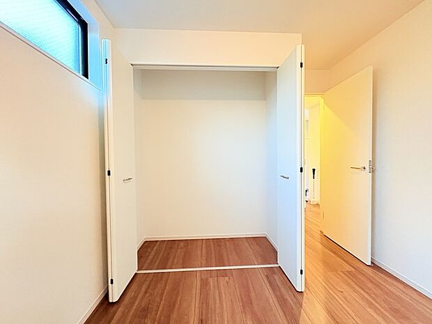衣類の整理整頓に嬉しいクローゼット付きのお部屋。お子様のお部屋としても便利です。