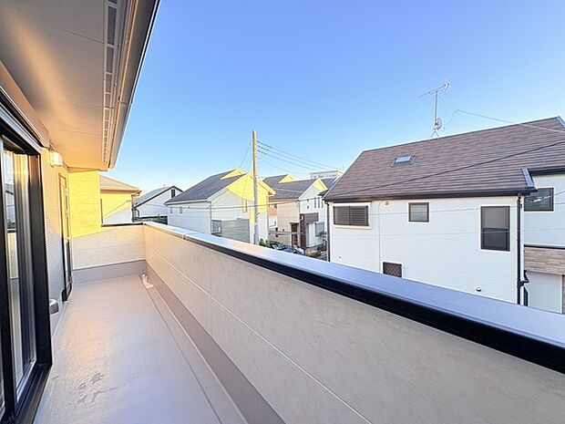 広めのバルコニーは風通しも良くお洗濯物もしっかりと干すことができます!