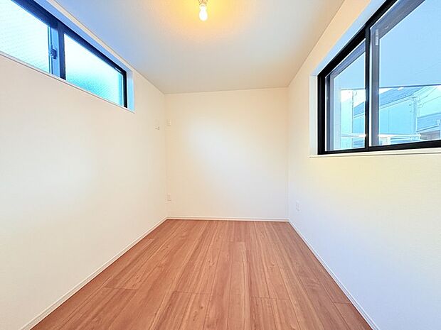 どんな家具にでも相性が良い清潔感ある白色調のクロスを採用。主張しすぎない配色、耐久性にも優れた床材は日々のメンテナンスも楽に、快適に過ごして頂けるよう考えられています。