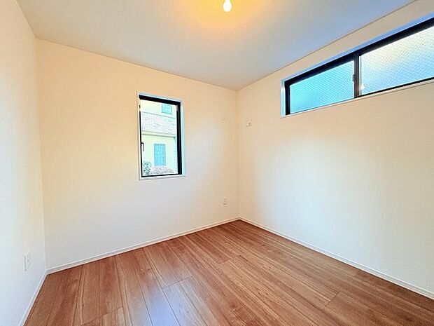 どんな家具にでも相性が良い清潔感ある白色調のクロスを採用。主張しすぎない配色、耐久性にも優れた床材は日々のメンテナンスも楽に、快適に過ごして頂けるよう考えられています。