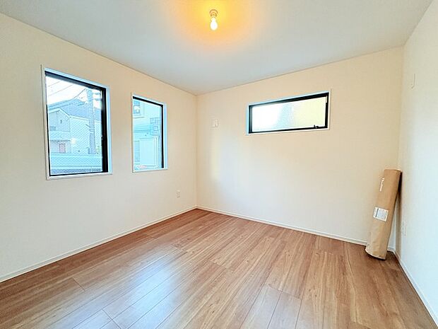 どんな家具にでも相性が良い清潔感ある白色調のクロスを採用。主張しすぎない配色、耐久性にも優れた床材は日々のメンテナンスも楽に、快適に過ごして頂けるよう考えられています。 