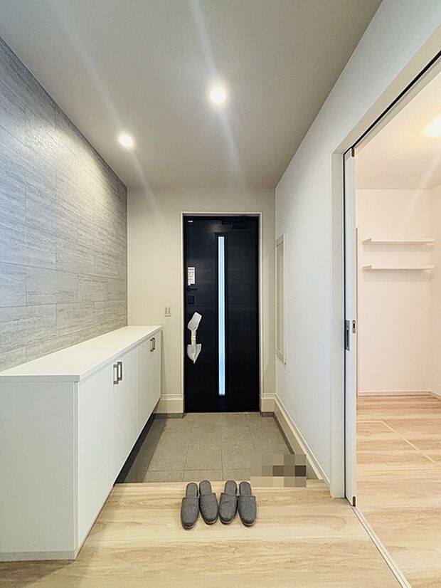 お宅の顔となる明るく開放的な玄関。ご家族皆様様の靴を収納できるスペースと全身鏡があり、お出掛け前に身だしなみチェックもできます。 