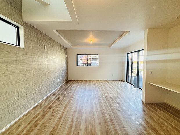 家族団欒のリビング。陽光差し込む食卓には家族の会話とスマイルが溢れます。いつまでもここで食卓を囲みたくなる、そう感じさせてくれるスペース。 