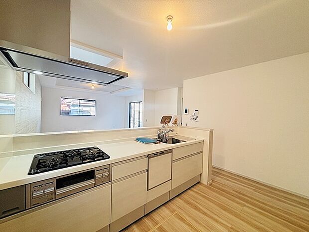 リビングにいる家族の顔が見渡せるカウンターキッチン。お料理もより一層おいしく、楽しく。食器棚を背面に設置しても十分な広さを確保しています。 