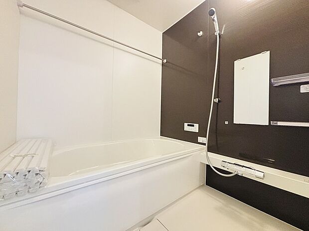 落ち着いた色味の浴室で1日の疲れをゆっくりと癒してください。 