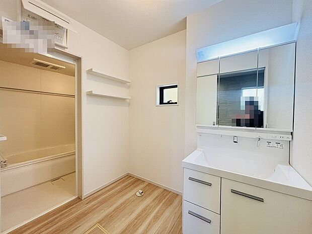 お出かけ前の身だしなみに一歩差がつく三面鏡。ミラー裏にはたっぷり収納もございます。 