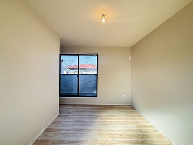 大きな開口部から明るい光が差し込む、日中の室内の明るさがこの部屋の魅力です。