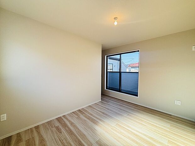 どんな家具にでも相性が良い清潔感ある白色調のクロスを採用。主張しすぎない配色、耐久性にも優れた床材は日々のメンテナンスも楽に、快適に過ごして頂けるよう考えられています。