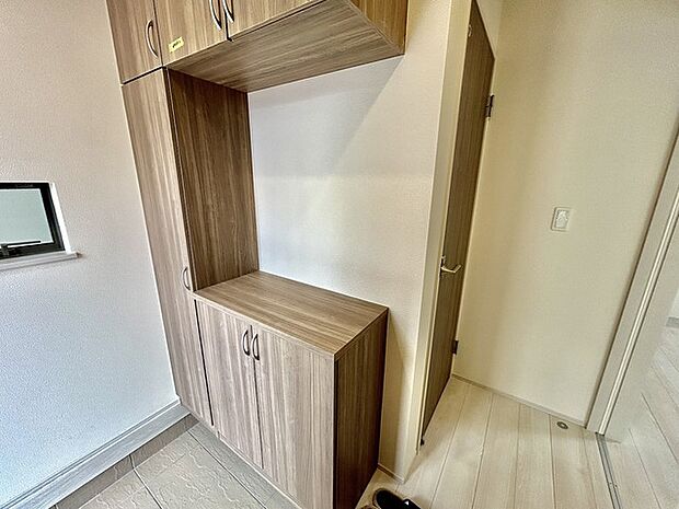 明るく開放的な玄関、靴の脱ぎ履きもしやすく、収納も豊富でご家族皆様の靴をスッキリ収納できます。