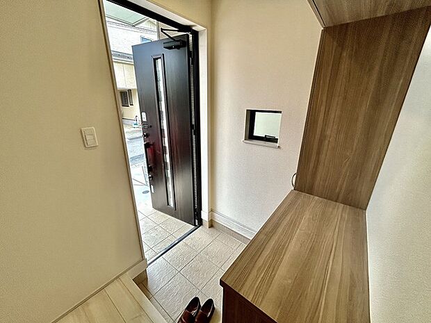 気持ちよくご家族やゲストを送迎できるスタイリッシュでスッキリとした玄関です。