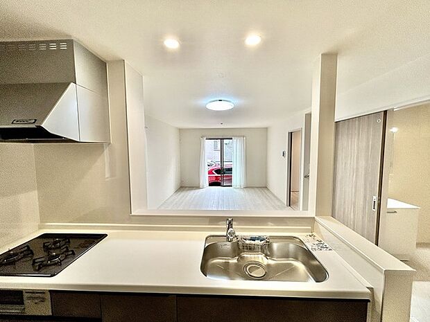 大きな開口部から明るい光が差し込むリビング。日中の室内の明るさがこの部屋の魅力です。